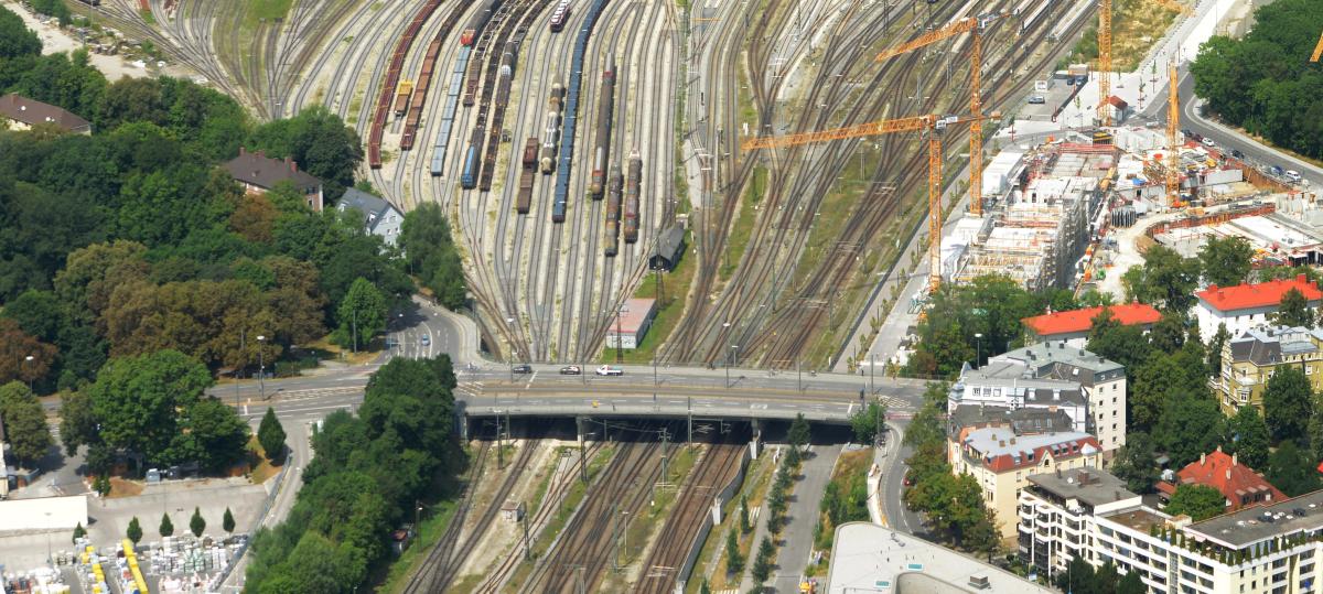 Zug überrollt E-Scooter unter der Gögginger Brücke