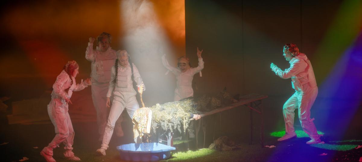 Krieg auf 16 verschiedene Arten: Das Stück „War Games“ beim Augsburger Brechtfestival