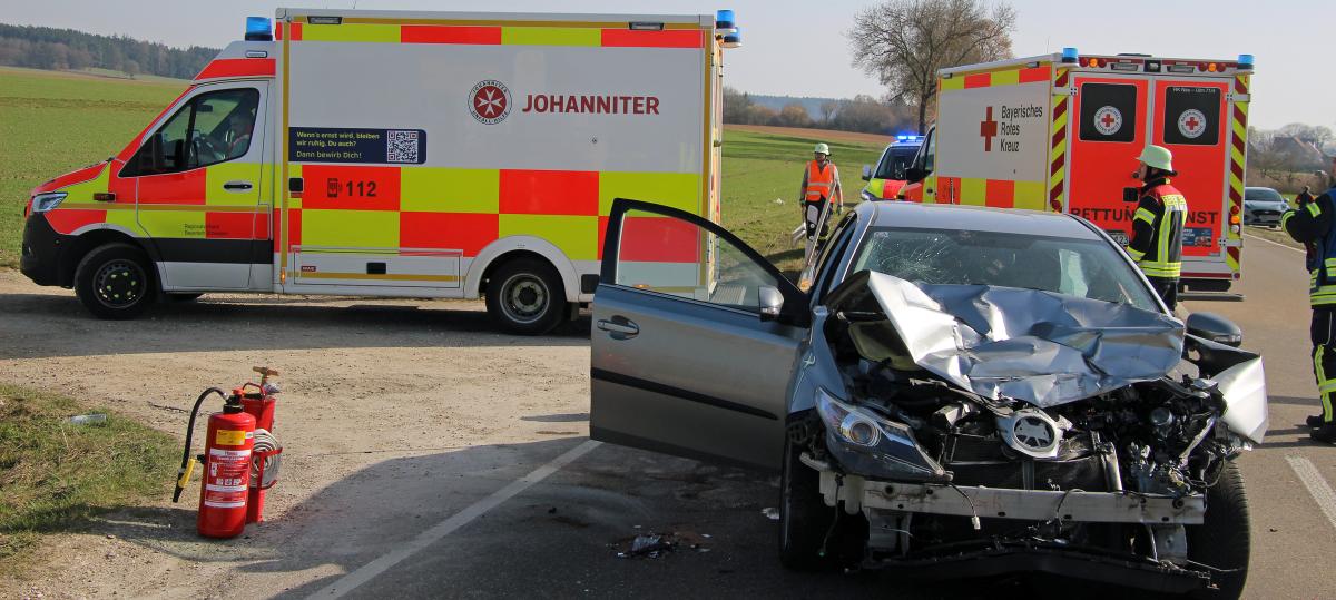 Unfall mit zwei Schwerverletzten bei Weißenhorn: Auto fährt auf Kleinlaster auf