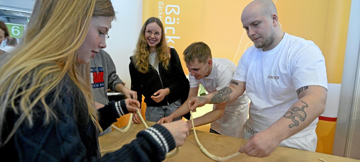 Augsburger Ausbildungsmesse: Was soll ich lernen, wenn KI bald viele Berufe überflüssig macht?