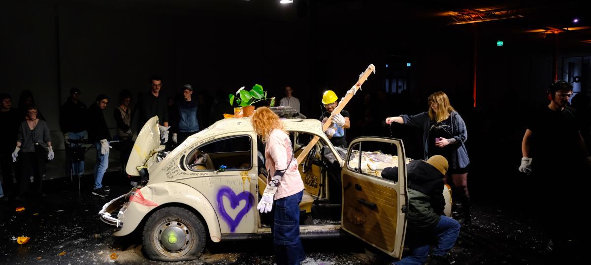 Die Verwandlung eines VW Käfers: Eine gewaltige Performance beim Brechtfestival