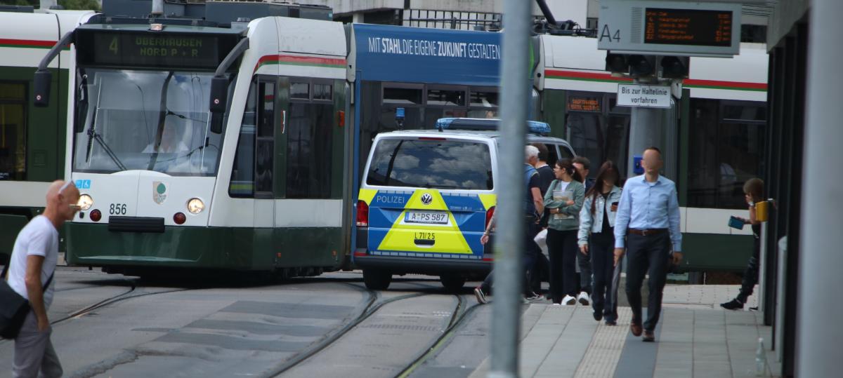 Tatort Straßenbahn: Frau schlägt zwischen Kö und Rotem Tor auf 71-Jährige ein