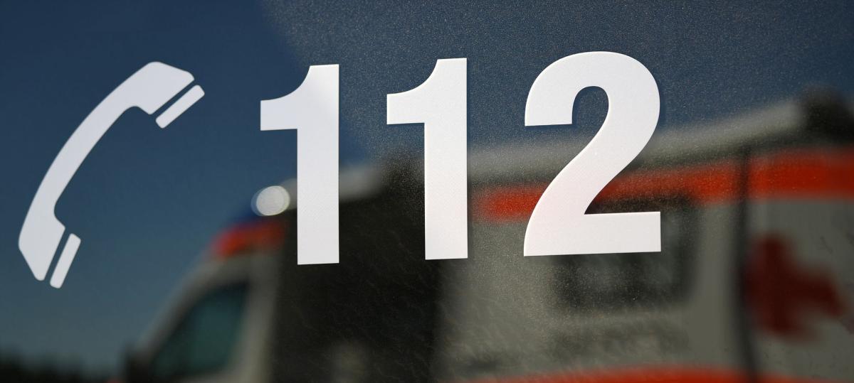 Beim Sturz von einer Schaukel wird eine Frau schwer verletzt