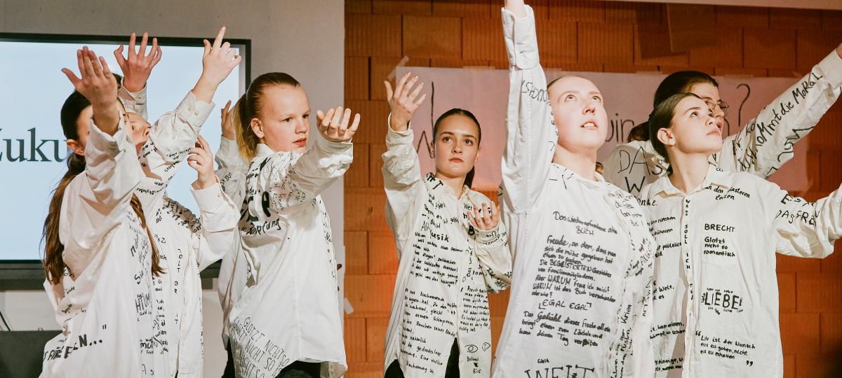 Ein junges Team spielt seinen Brecht: Zeitkritik trifft auf trotzigen Optimismus