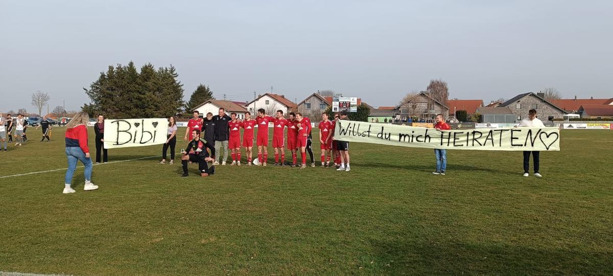 Romantische Nachspielzeit: Beim Testspiel im Unterallgäu gibt es einen Heiratsantrag auf dem Spielfeld