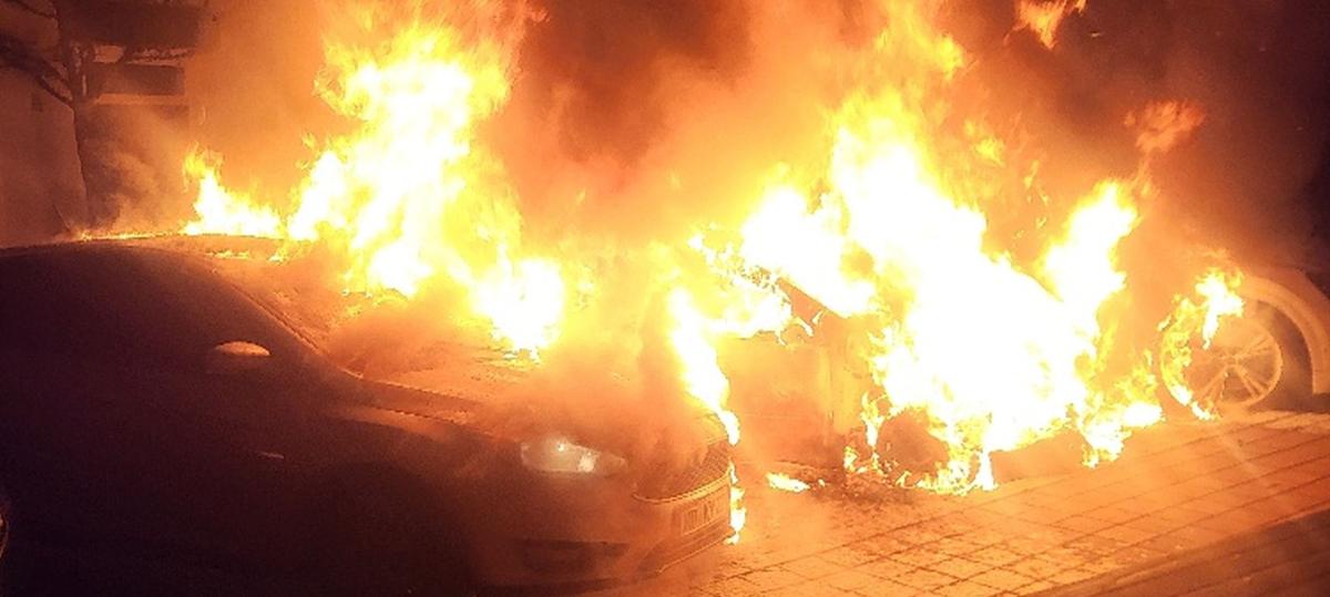 Großer Brand in der Neuburger Innenstadt: Drei Autos brennen vollständig aus
