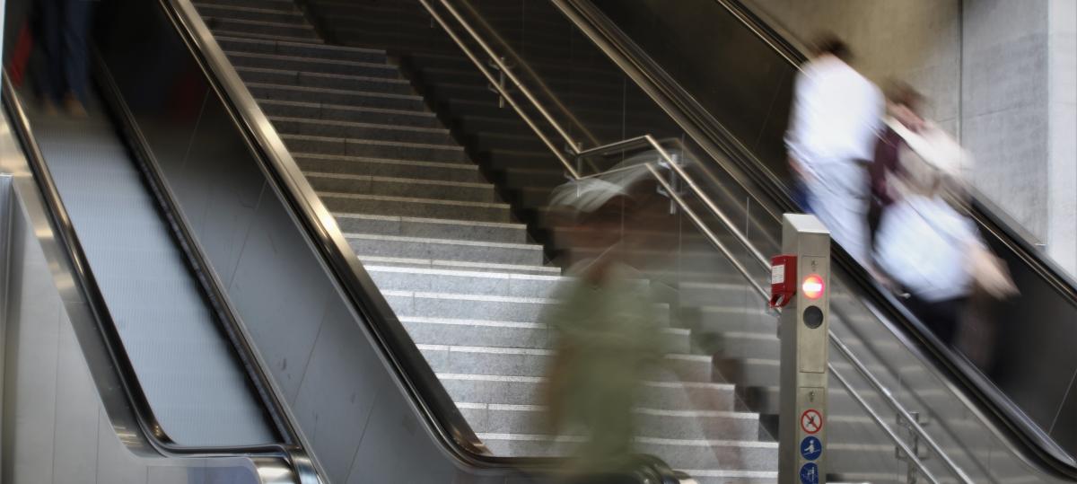 Streit auf Rolltreppe im Augsburger Hauptbahnhof: Schlag wegen Drängelei