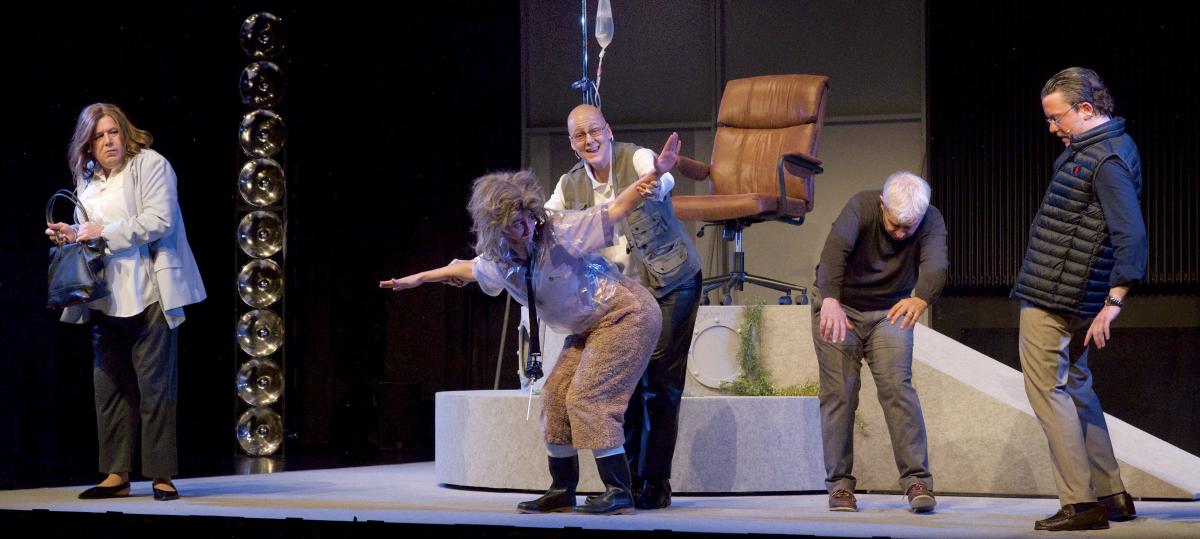 „Doping“ im Stadttheater: Von Inkontinenz und skrupellosem Kapitalismus