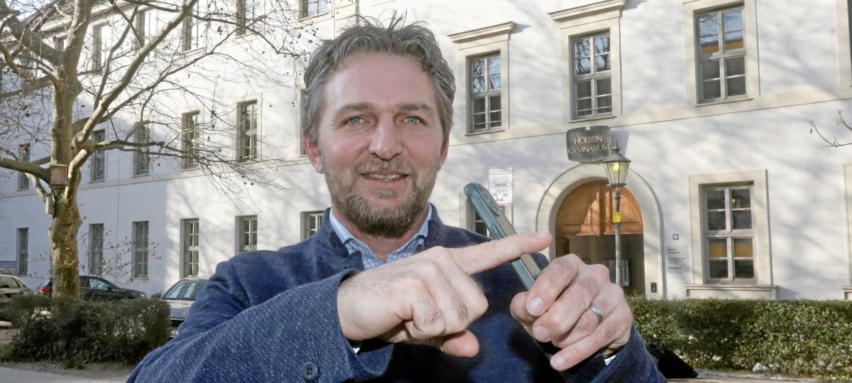 Schaden Handys den Schülern? Ein Augsburger Gymnasium stemmt sich gegen den Trend