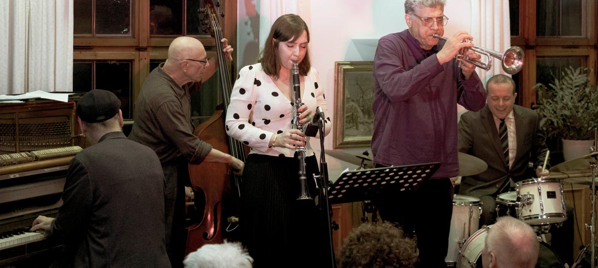 Ein Musiksalon mit fünfköpfiger Starbesetzung