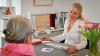 Das Bild zeigt Dr. Anne-Sophie Fleckenstein bei einem Beratungsgespräch zum Thema Lasertherapie bei Belastungsinkontinenz.