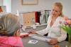 Das Bild zeigt Dr. Anne-Sophie Fleckenstein bei einem Beratungsgespräch zum Thema Lasertherapie bei Belastungsinkontinenz.