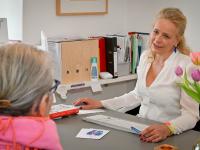 Das Bild zeigt Dr. Anne-Sophie Fleckenstein bei einem Beratungsgespräch zum Thema Lasertherapie bei Belastungsinkontinenz.
