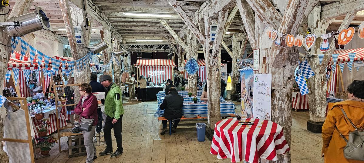 Schrannenmarkt in Weißenhorn feiert dritten Geburtstag mit Tombola, Waffeln und Sekt