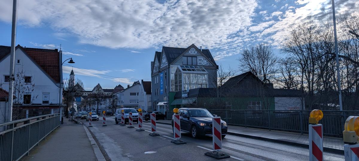 B300 auf der Günzbrücke in Babenhausen ist einseitig gesperrt