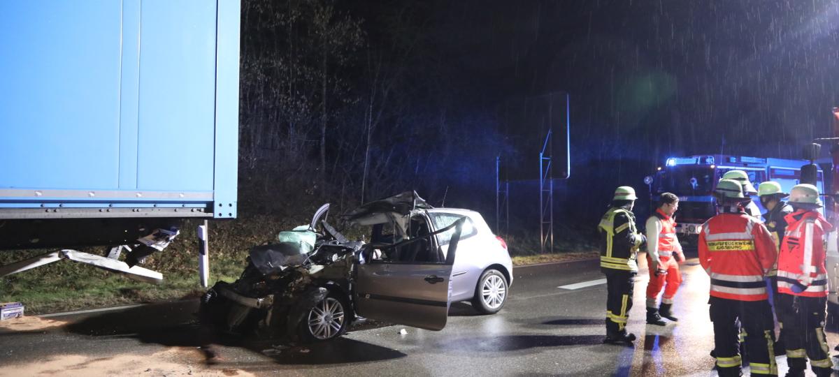 26-Jähriger kracht mit Auto in LKW – Rettungshubschrauber fliegt ihn schwerverletzt ins Krankenhaus