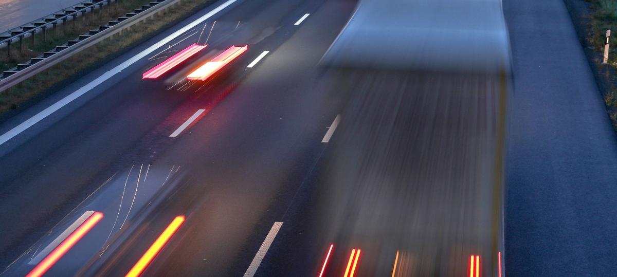 Abstandsmessungen auf der A8: Polizei erwischt insgesamt 180 Fahrer, die zu dicht auffahren