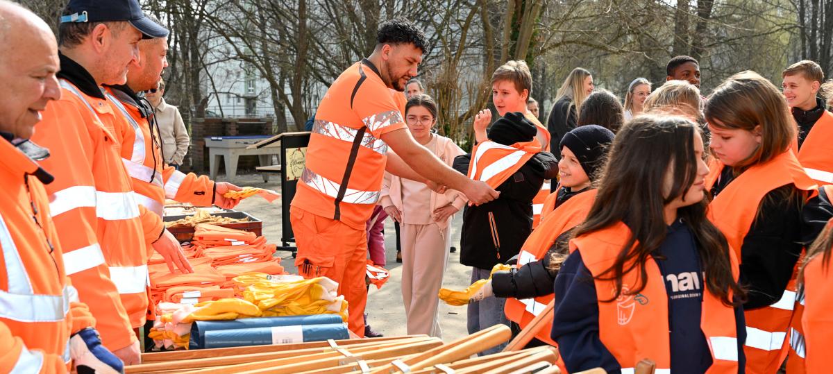 „Der Einsatz ist beeindruckend“: Schüler rücken zum Frühjahrsputz in Augsburg aus