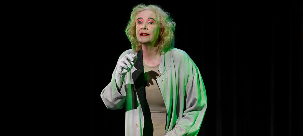 „Die Kommandeuse“ im Stadttheater: Lebensrückblick einer Täterin