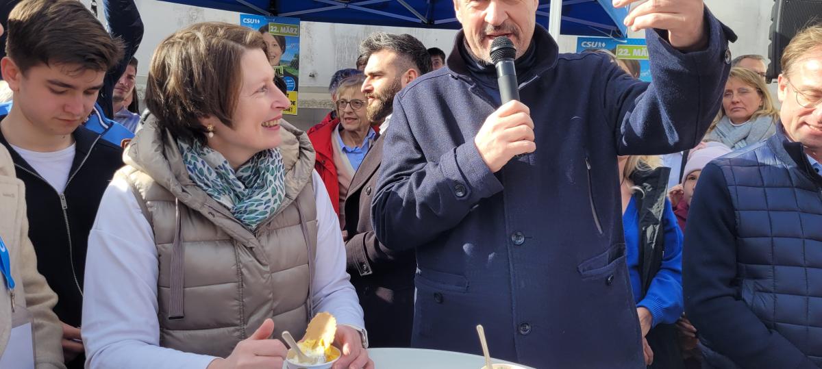 Söder wählt Rot-Grün: Ministerpräsident besucht Eisdiele in Donauwörth