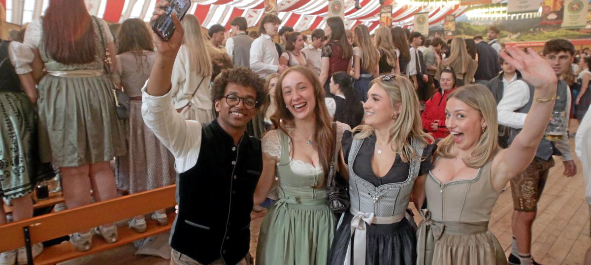 „Wir lieben Bierzelte“: Warum das Gögginger Frühlingsfest bei jungen Gästen so beliebt ist