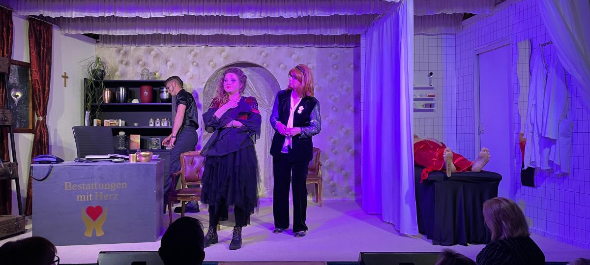 Theater in Biberachzell: Schwarzer Humor, viel Herzblut und ein Toter auf Abwegen