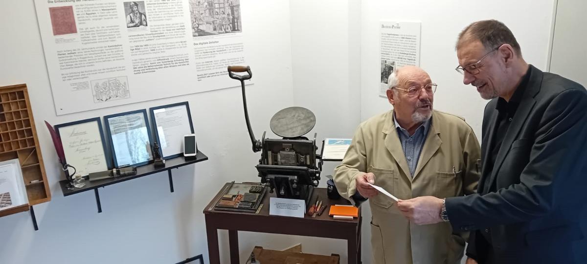 Kleine Zeitreise im Roggenburger Gemeindearchiv mit neuen Exponaten