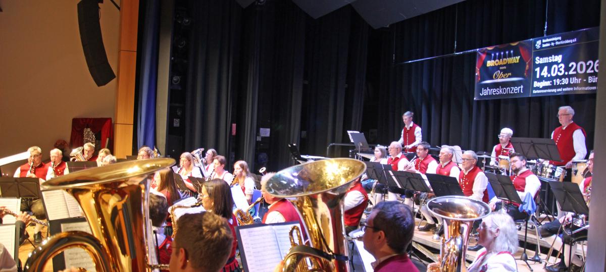 „Broadway meets Oper“: Konzertabend im Illertal-Forum begeistert mit Welthits und Opernglanz