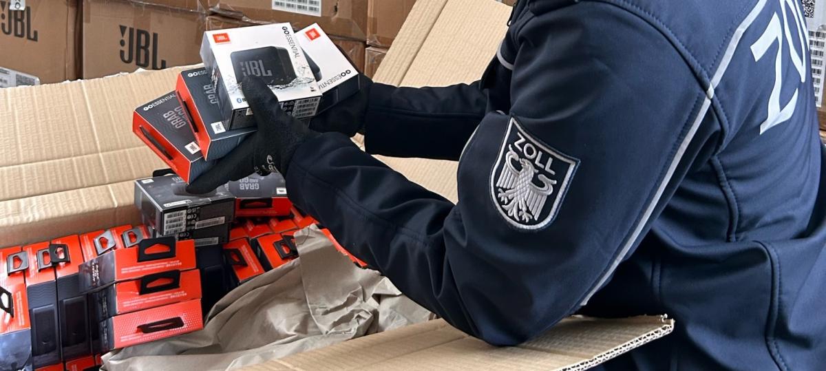 Verdacht auf Markenfälschung: Ulmer Zoll stellt 2000 JBL-Kopfhörer und Lautsprecher sicher