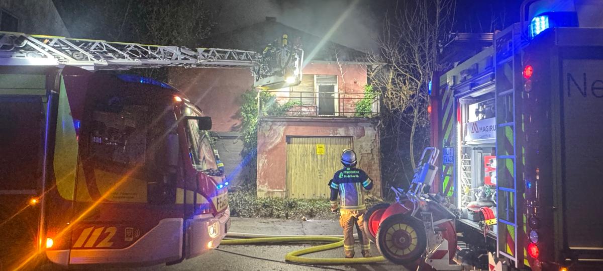 „Meterhohe Flammen“: Unbewohntes Einfamilienhaus in Pfuhl brennt