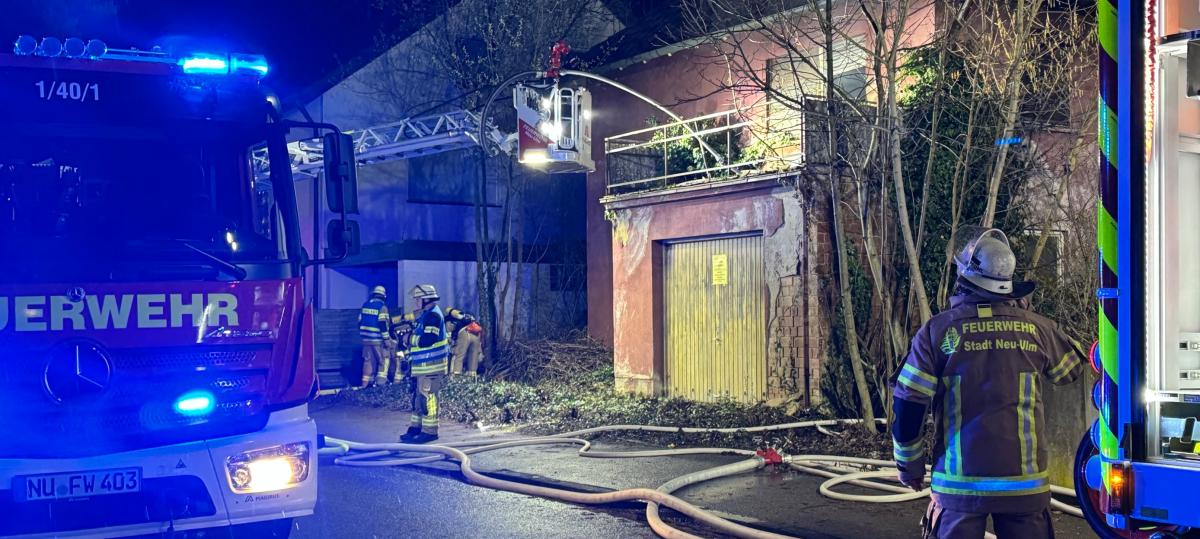 Brand im "Hexenhaus": Die Fotos vom Feuerwehreinsatz in Pfuhl
