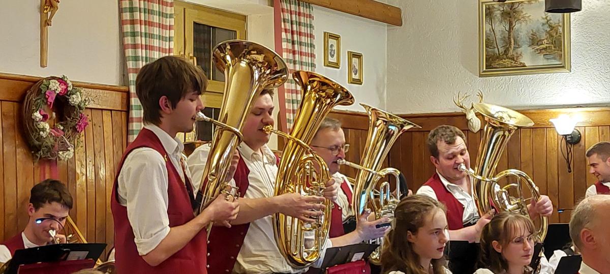 Die Musikfreunde Geretshausen wandeln zwischen Karneval und Polka
