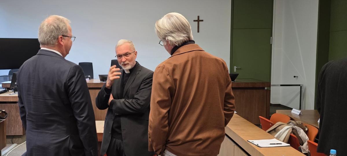 „Das hätte nicht passieren dürfen“: Ex-Bischof Hanke sagt im Finanzskandal als Zeuge vor Gericht aus