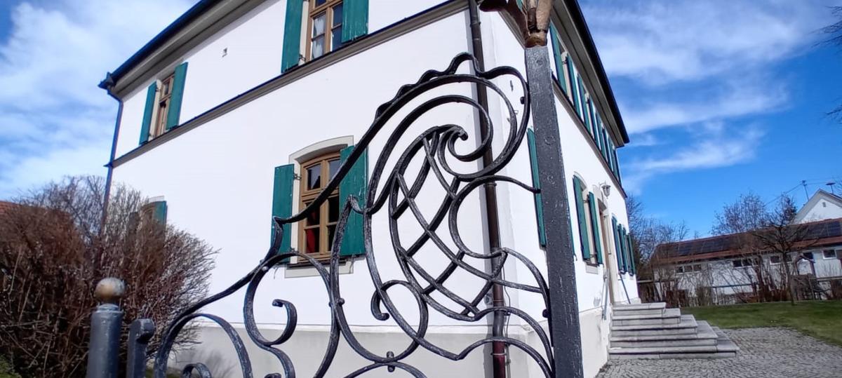 Probleme mit „erheblicher Schimmelbildung“: Pfarrhof in Schießen soll jetzt saniert werden