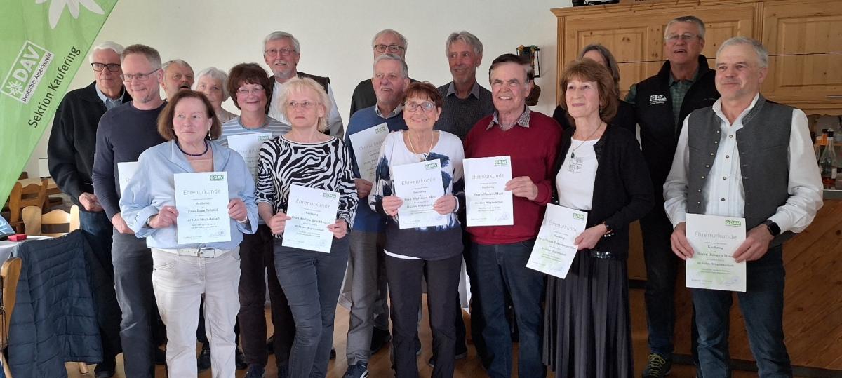 Alpenverein Kaufering ehrt langjährige Mitglieder