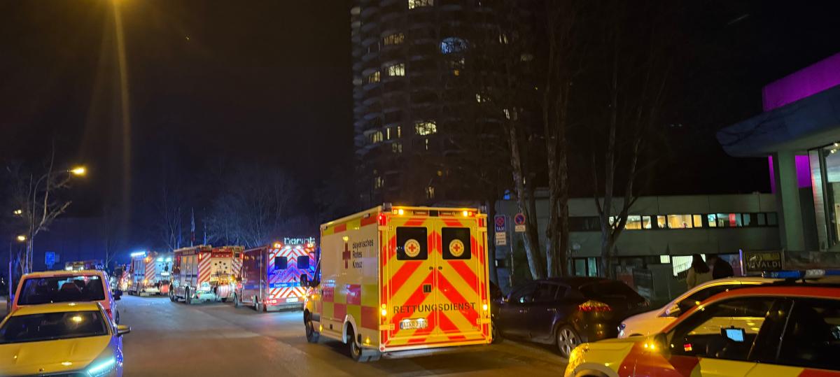 Brand im Hotelturm? Zahlreiche Einsatzkräfte rücken wegen Feueralarm aus