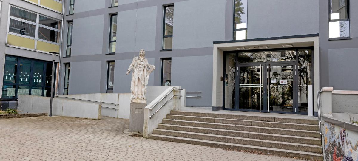 Rätsel in Lechhausen: Schillerstatue steht vor der Schule, wo aber ist das Floß?