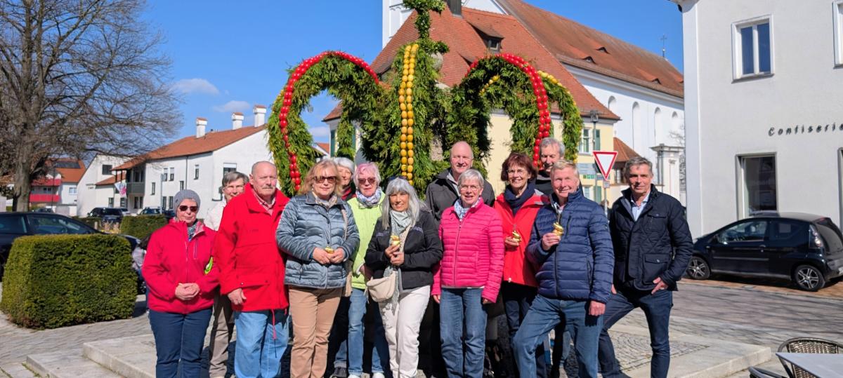 Der Marktbrunnen in Illertissen ist wieder österlich geschmückt