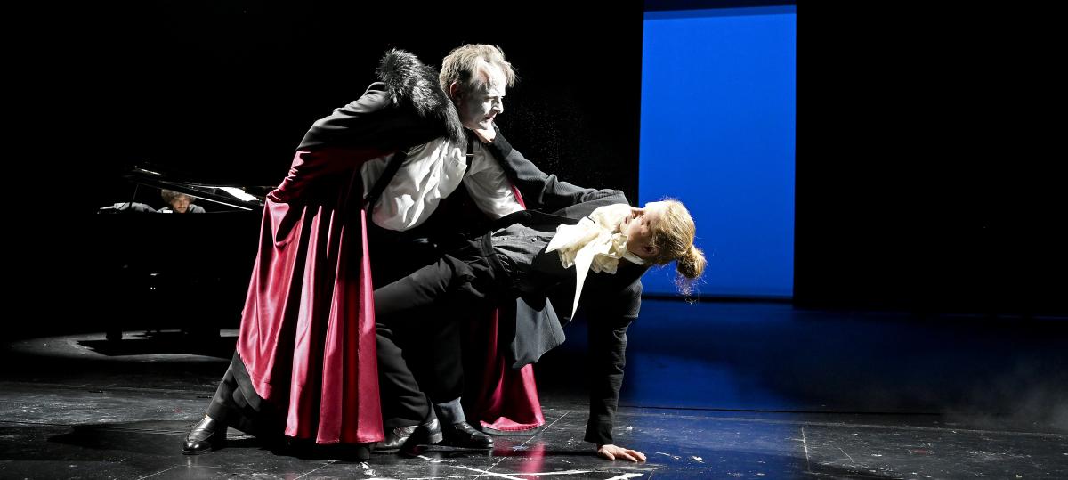 Premiere von „Mephisto“: Die Gefallsucht kennt nur einen Weg