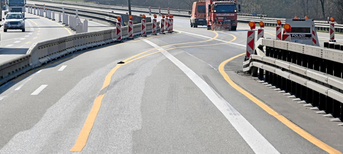 800 Liter Diesel fluten Fahrbahn: Stundenlanges Verkehrschaos am Dreieck Hittistetten