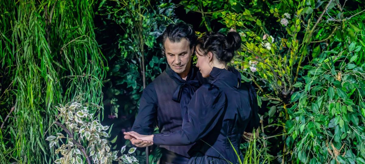 Premiere in Ulm: Machtspiele in der Mittsommernacht: Wenn Begehren auf Abgründe trifft