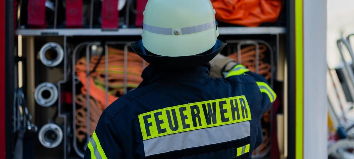 Zündelnde Kinder lösen Feuerwehreinsatz in leer stehendem Haus in Holzheim aus