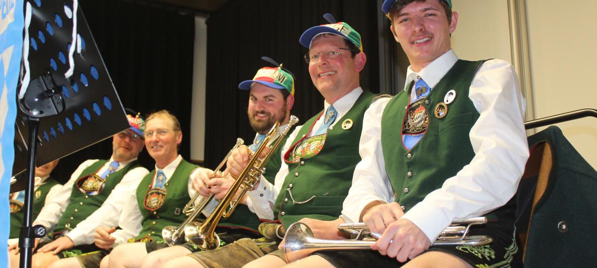 Musikanten spielen bis spät in die Nacht in Apfeldorf