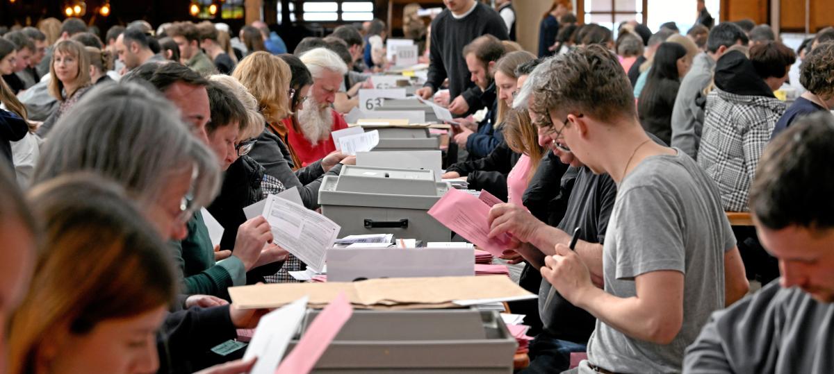 Kuchen und Kreuze: Warum die Briefwahl diesmal im Bierzelt ausgezählt wurde