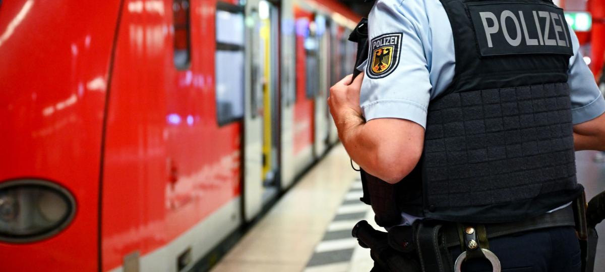 Pfefferspray im Zug versprüht: Vier Reisende verletzt