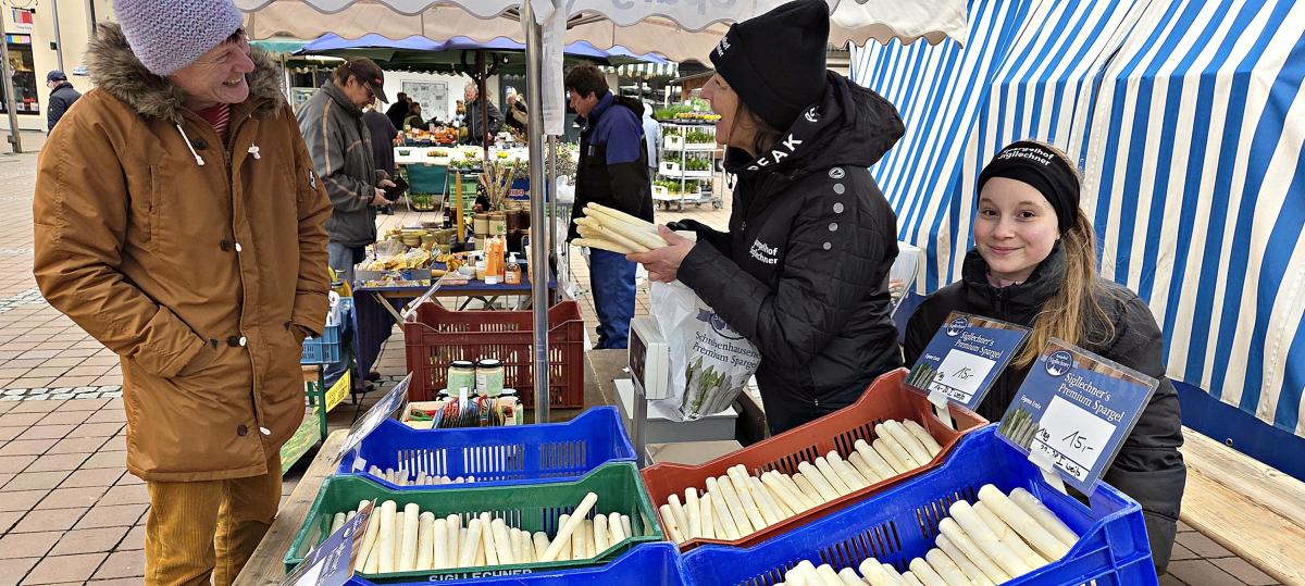 Die Saison beginnt: Erster Spargel erreicht den Neuburger Wochenmarkt