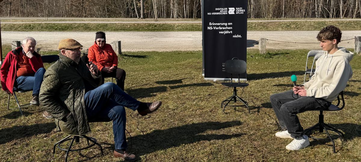 Schülerinnen, Filmemacher und Neubürger diskutieren am KZ-Außenlager Kaufering VII