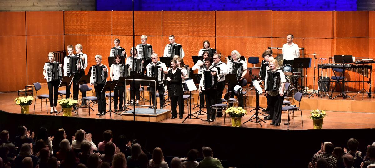 Akkordeonorchester spielt im Festsaal des Stadttheaters