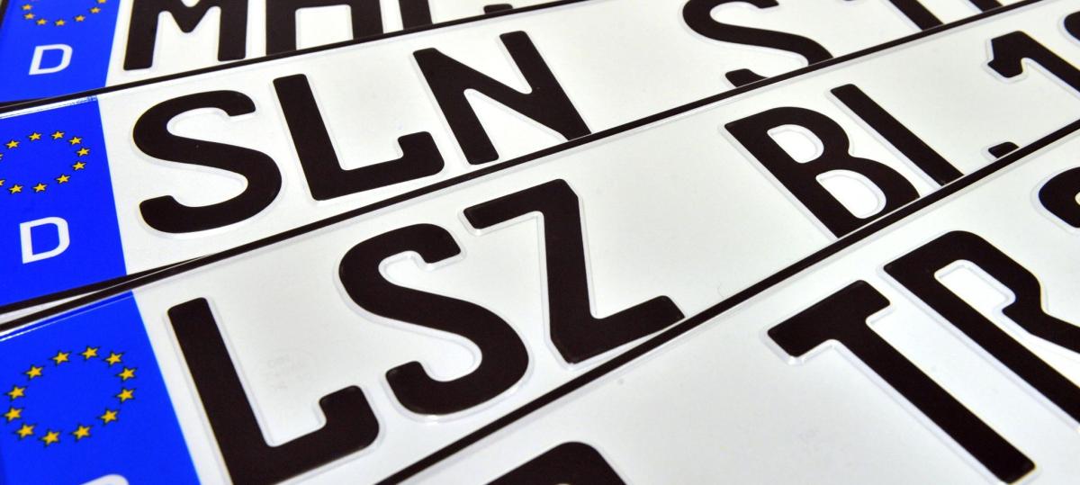 Unbekannter klaut Autokennzeichen in Babenhausen