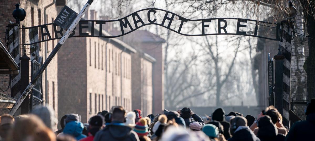 Mutmaßlicher Nachbau eines KZ-Tores aufgestellt: Polizei sucht nach Zeugen